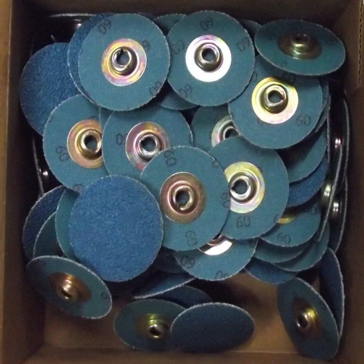 Dewalt DALP4B061A 1-1/2″ 60 Grit XP QDC Mounting Abrasive Disc 100pcs.